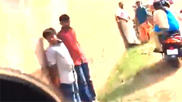 கோவில் ஊர்வலத்தில் புகுந்த ஆம்புலன்ஸ் - ஊர்மக்கள் செய்த காரியம் என்ன தெரியுமா - வைரல் வீடியோ!