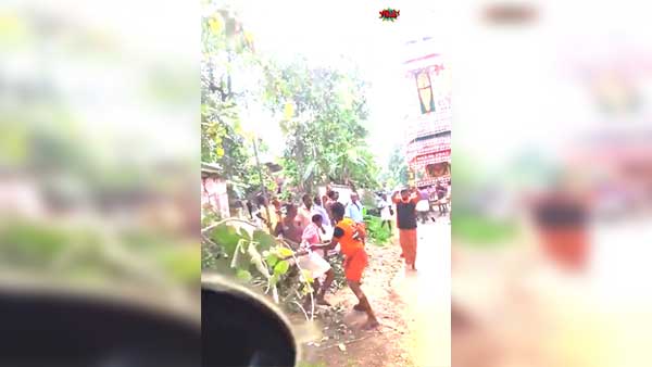 கோவில் ஊர்வலத்தில் புகுந்த ஆம்புலன்ஸ் - ஊர்மக்கள் செய்த காரியம் என்ன தெரியுமா - வைரல் வீடியோ!