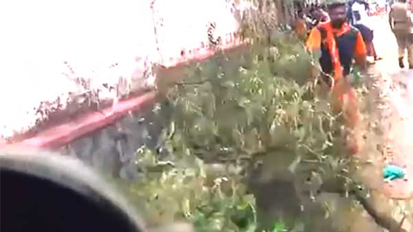 கோவில் ஊர்வலத்தில் புகுந்த ஆம்புலன்ஸ் - ஊர்மக்கள் செய்த காரியம் என்ன தெரியுமா - வைரல் வீடியோ!