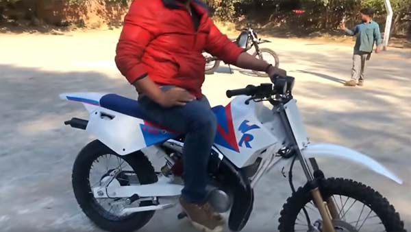 ரூ. 2.50 லட்சம் மதிப்புள்ள பைக்கை அக்கக்காக பிரித்து போட்ட இளைஞர்... ஏன் இந்த கொலை வெறி...? - வீடியோ!