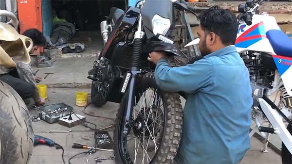 ரூ. 2.50 லட்சம் மதிப்புள்ள பைக்கை அக்கக்காக பிரித்து போட்ட இளைஞர்... ஏன் இந்த கொலை வெறி...? - வீடியோ!