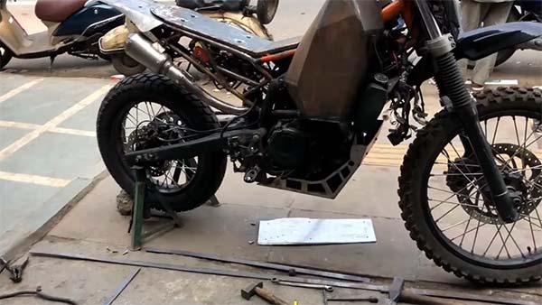 ரூ. 2.50 லட்சம் மதிப்புள்ள பைக்கை அக்கக்காக பிரித்து போட்ட இளைஞர்... ஏன் இந்த கொலை வெறி...? - வீடியோ!