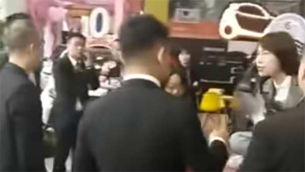 கார் டீலர் மீது திடுக்கிடும் புகார்... இளம்பெண்ணின் கதறல் வீடியோ உலகம் முழுக்க வைரல் ஆனதால் சர்ச்சை