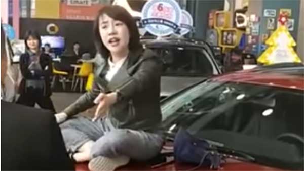 கார் டீலர் மீது திடுக்கிடும் புகார்... இளம்பெண்ணின் கதறல் வீடியோ உலகம் முழுக்க வைரல் ஆனதால் சர்ச்சை