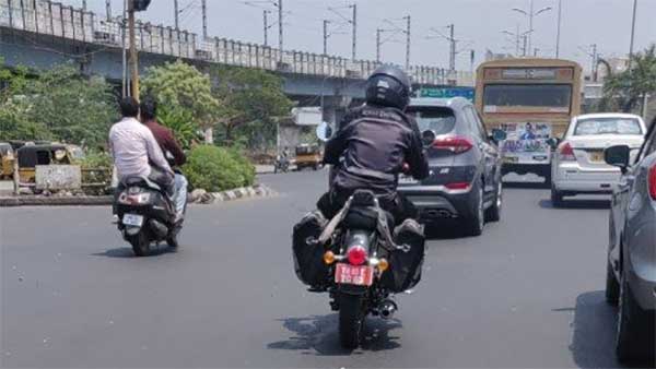 புதிய ஸ்டைலில் வருகிறது ராயல் என்பீல்டு கிளாசிக்: ஸ்பை படங்கள் கசிந்தன!