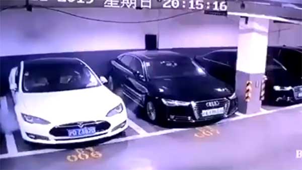 பார்க்கிங் செய்யப்பட்டிருந்த கார் தீப்பற்றி எரிந்தது ஏன்? வைரல் வீடியோவால் மக்கள் உச்சகட்ட அதிர்ச்சி...