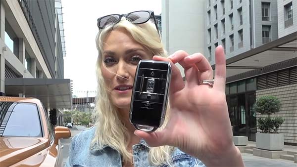 உலகின் விலையுயர்ந்த கார் இது தான்..? எதற்கு இவ்வளவு விலையென இந்த அழகிய பெண் கூறுவதைக் கேளுங்கள்...!