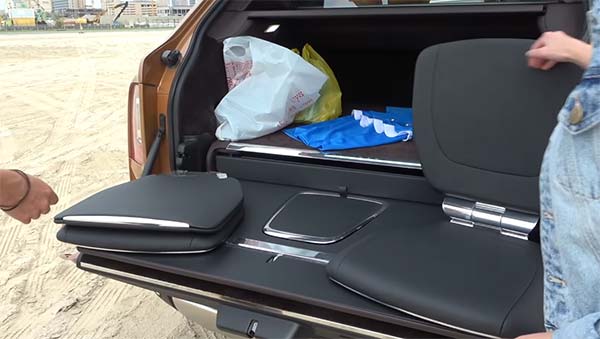 உலகின் விலையுயர்ந்த கார் இது தான்..? எதற்கு இவ்வளவு விலையென இந்த அழகிய பெண் கூறுவதைக் கேளுங்கள்...!