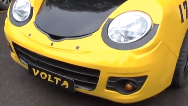 ஹை-ஸ்பீட் எலெக்ட்ரிக் காரை உருவாக்கிய காஷ்மீர் மாணவர்... மணிக்கு எவ்வளவு கிமீ வேகம் என தெரியுமா?