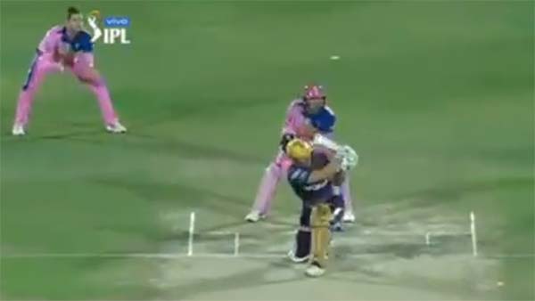 கிறிஸ் லின் சிக்சருக்கு விளாசிய பந்து எதை தாக்கியது தெரியுமா? சமூக வலை தளங்களில் வைரலாகும் வீடியோ