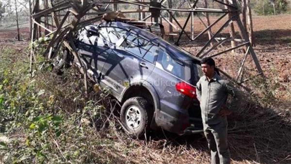 டிரான்ஸ்பார்மர் மீது மோதி கோர விபத்தில் சிக்கிய கார்.. உள்ளே இருந்தவர்களுக்கு என்ன ஆனது என தெரியுமா?