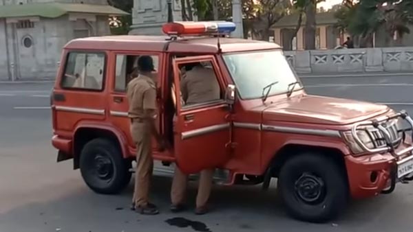 சாலையேரத்தில் நின்ற ஸ்கூட்டரை அடித்து நொறுக்கிய போலீஸ்: வைரல் வீடியோவால் இருவர் சஸ்பெண்ட்!