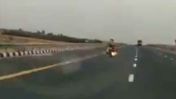 சாலையில் ஓடி கொண்டிருந்தபோது திடீரென தீப்பற்றி எரிந்த பைக்... காரணம் தெரிந்தால் அதிர்ச்சியடைவீர்கள்