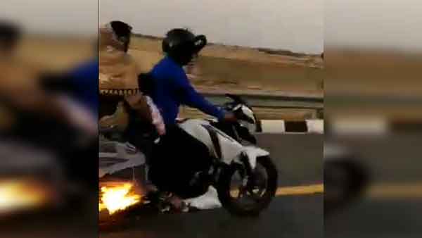 சாலையில் ஓடி கொண்டிருந்தபோது திடீரென தீப்பற்றி எரிந்த பைக்... காரணம் தெரிந்தால் அதிர்ச்சியடைவீர்கள்