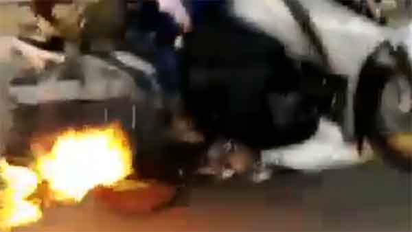 சாலையில் ஓடி கொண்டிருந்தபோது திடீரென தீப்பற்றி எரிந்த பைக்... காரணம் தெரிந்தால் அதிர்ச்சியடைவீர்கள்