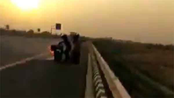 சாலையில் ஓடி கொண்டிருந்தபோது திடீரென தீப்பற்றி எரிந்த பைக்... காரணம் தெரிந்தால் அதிர்ச்சியடைவீர்கள்