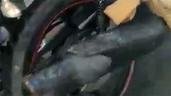 சாலையில் ஓடி கொண்டிருந்தபோது திடீரென தீப்பற்றி எரிந்த பைக்... காரணம் தெரிந்தால் அதிர்ச்சியடைவீர்கள்