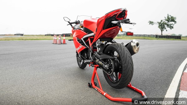 புத்திசாலித்தனமாக யோசித்த பஜாஜ்... டிவிஎஸ் நிறுவனத்திற்கு வாடிக்கையாளர்கள் கற்பித்த பாடம் இதுதான்