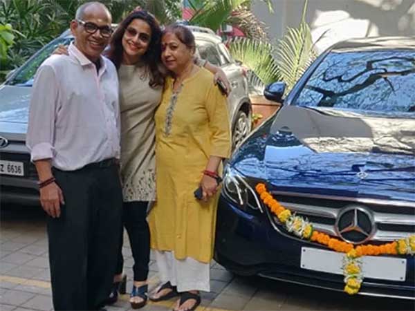 பரிசு கொடுக்க விலையுயர்ந்த காரை வாங்கிய அஜித்தின் ஜோடி நடிகை: யாருக்காக வாங்கினாங்க தெரியுமா...?