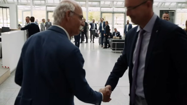 மெர்சிடிஸ் பென்ஸ் சிஇஓ-வின் ஓய்வு தினத்தை கொண்டாடிய பிஎம்டபிள்யூ: காட்டு தீயாய் வைரலாகும் வீடியோ...!