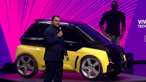 தன் பெயர் கொண்ட எலக்ட்ரிக் காரை அறிமுகம் செய்த பிரபல விளையாட்டு வீரர்: யார் என தெரிந்தால் ஆச்சரியப்படுவீர்கள்!