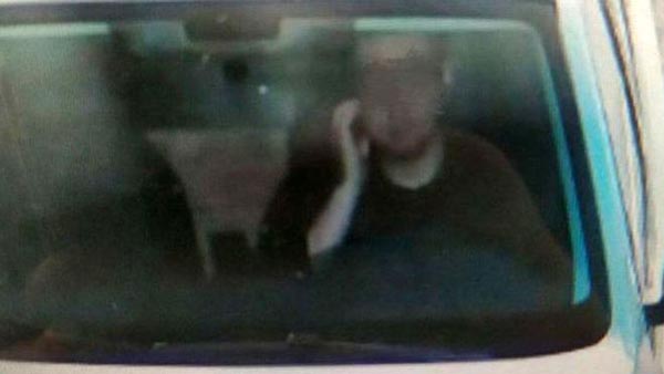 டிரைவிங்கின்போது கன்னத்தை தடவியதற்காக ஓட்டுநருக்கு ரூ. 500 அபராதம் விதித்த போக்குவரத்து போலீஸ்: அதிர்ச்சியில் ஓட்டுநர்...!