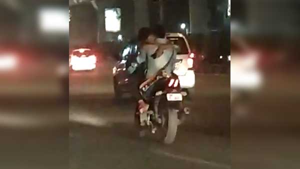 நீங்க சிங்கிளா? அப்போ இந்த இளம்ஜோடி நடுரோட்டில் செய்த சில்மிஷ வீடியோவை தயவு செய்து பார்க்காதீர்கள்