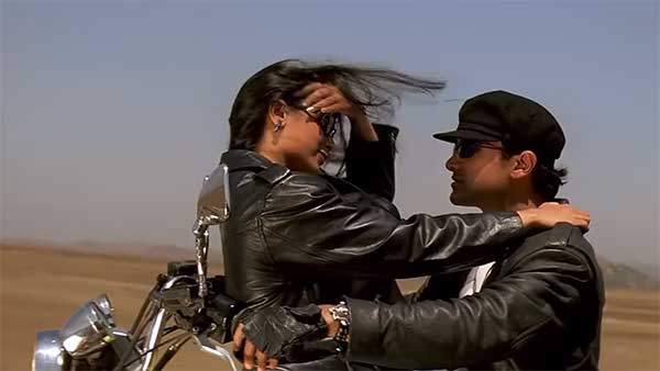 நீங்க சிங்கிளா? அப்போ இந்த இளம்ஜோடி நடுரோட்டில் செய்த சில்மிஷ வீடியோவை தயவு செய்து பார்க்காதீர்கள்