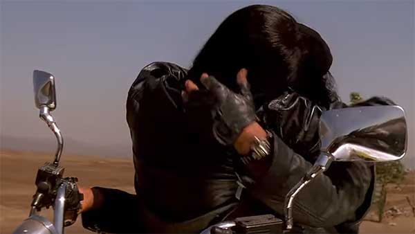 நீங்க சிங்கிளா? அப்போ இந்த இளம்ஜோடி நடுரோட்டில் செய்த சில்மிஷ வீடியோவை தயவு செய்து பார்க்காதீர்கள்