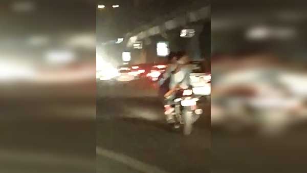 நீங்க சிங்கிளா? அப்போ இந்த இளம்ஜோடி நடுரோட்டில் செய்த சில்மிஷ வீடியோவை தயவு செய்து பார்க்காதீர்கள்