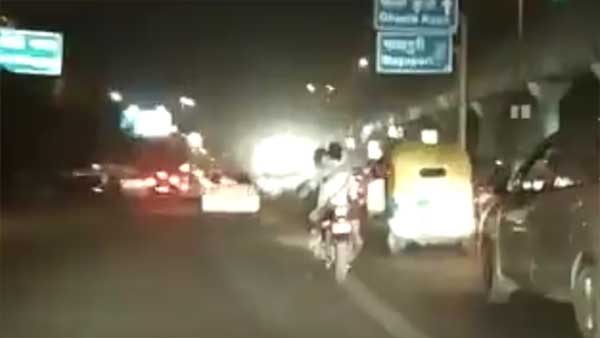 நீங்க சிங்கிளா? அப்போ இந்த இளம்ஜோடி நடுரோட்டில் செய்த சில்மிஷ வீடியோவை தயவு செய்து பார்க்காதீர்கள்