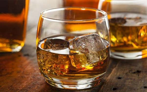 நீங்க சிங்கிளா? அப்போ இந்த இளம்ஜோடி நடுரோட்டில் செய்த சில்மிஷ வீடியோவை தயவு செய்து பார்க்காதீர்கள்