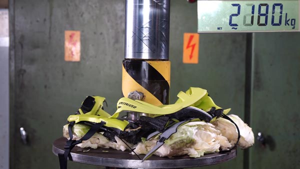 எது சிறந்தது: 5000 கிலோ அழுத்தத்தில் பரிசோதனைக்கு உட்படுத்தப்பட்ட ஹெல்மெட்கள்!