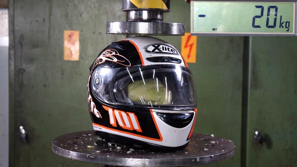 எது சிறந்தது: 5000 கிலோ அழுத்தத்தில் பரிசோதனைக்கு உட்படுத்தப்பட்ட ஹெல்மெட்கள்!