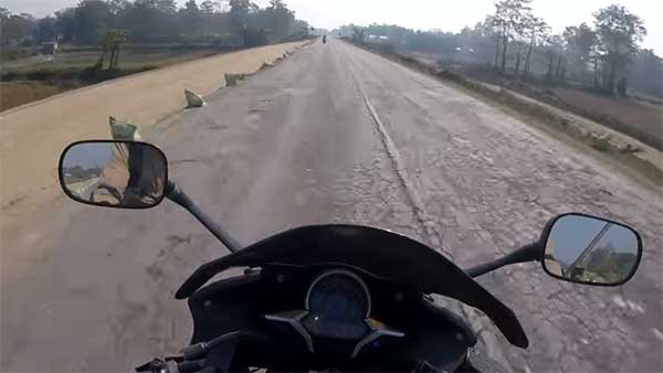 பைக்கில் மணிக்கு 130 கிமீ வேகம்... நாயை காப்பாற்ற உயிரை பணயம் வைத்த வாலிபரின் வீடியோ வைரல்...