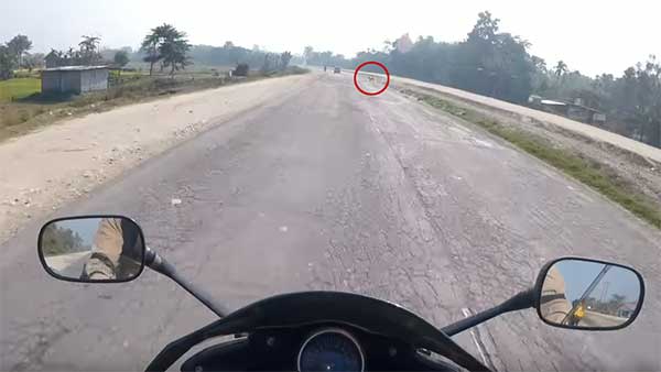 பைக்கில் மணிக்கு 130 கிமீ வேகம்... நாயை காப்பாற்ற உயிரை பணயம் வைத்த வாலிபரின் வீடியோ வைரல்...