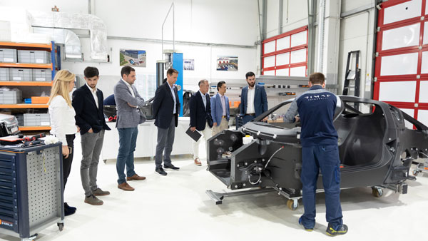 அரசியலை மிஞ்சிய மாபெரும் கூட்டணி: 3 நிறுவனங்களின் ஒன்றிணைப்பால் நடுங்கி நிற்கும் போட்டி நிறுவனங்கள்!