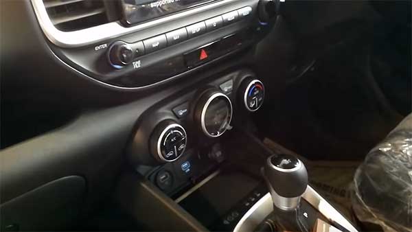  மலிவான விலையில் களமிறங்கி இந்தியாவை ஆச்சரியத்தில் ஆழ்த்திய ஹூண்டாய் கார்... டெலிவரி தொடங்கியது