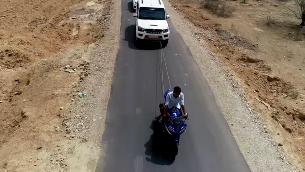 2,500 கிலோ காரை சாதாரண யமஹா பைக் இழுக்குமா? இந்த வீடியோ பார்த்தால் உங்கள் கண்களை நம்ப மாட்டீர்கள்