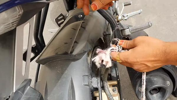 2,500 கிலோ காரை சாதாரண யமஹா பைக் இழுக்குமா? இந்த வீடியோ பார்த்தால் உங்கள் கண்களை நம்ப மாட்டீர்கள்