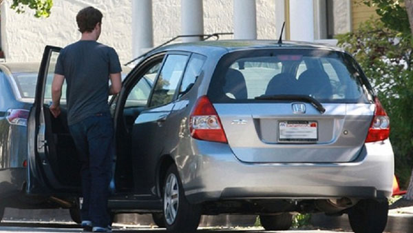 பேஸ்புக் சிஇஓ மார்க் இந்த சாதாரண கார்களைதான் பயன்படுத்துகிறார்... நம்புவது கொஞ்சம் கடினம்தான்...