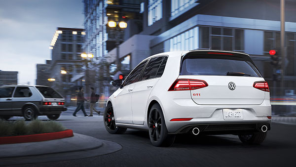 பேஸ்புக் சிஇஓ மார்க் இந்த சாதாரண கார்களைதான் பயன்படுத்துகிறார்... நம்புவது கொஞ்சம் கடினம்தான்...