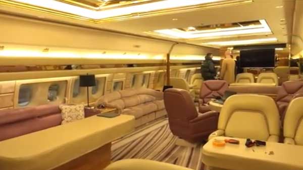 சொந்த பயன்பாட்டிற்காக ரூ. 1,300 கோடி மதிப்புள்ள போயிங் விமானத்தை வங்கிய நடிகர்: அதிர்ச்சியில் திரையுலகம்!