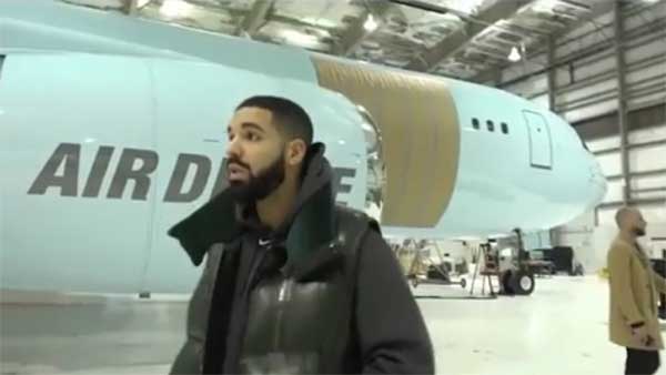 சொந்த பயன்பாட்டிற்காக ரூ. 1,300 கோடி மதிப்புள்ள போயிங் விமானத்தை வங்கிய நடிகர்: அதிர்ச்சியில் திரையுலகம்!