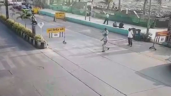 கை காட்டி நிறுத்த முயன்ற போலீஸ்காரர் மீது டூவீலரை ஏற்றிய இளைஞர்... தெரிந்தே செய்த வீடியோ வைரல்...