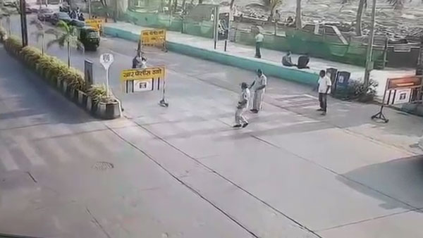 கை காட்டி நிறுத்த முயன்ற போலீஸ்காரர் மீது டூவீலரை ஏற்றிய இளைஞர்... தெரிந்தே செய்த வீடியோ வைரல்...