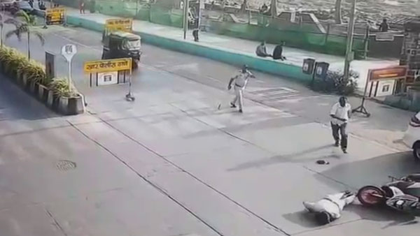 கை காட்டி நிறுத்த முயன்ற போலீஸ்காரர் மீது டூவீலரை ஏற்றிய இளைஞர்... தெரிந்தே செய்த வீடியோ வைரல்...