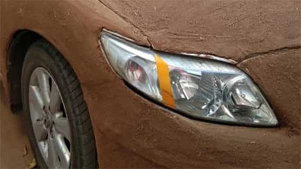 மாட்டு சாணத்தால் காரை கோட்டிங் செய்த மோடி ஊர்க்காரர்... எதற்காக என தெரிந்தால் திகைத்து போவீர்கள்...