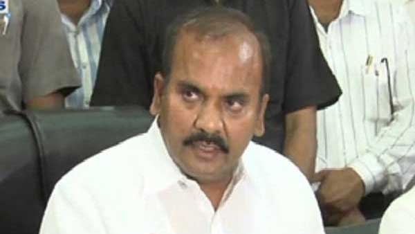 56 ரூபாய்க்காக டோல்கேட்டில் சாமியாடிய முக்கிய அமைச்சரின் மனைவி... வைரலாகும் அதிர்ச்சி வீடியோ...