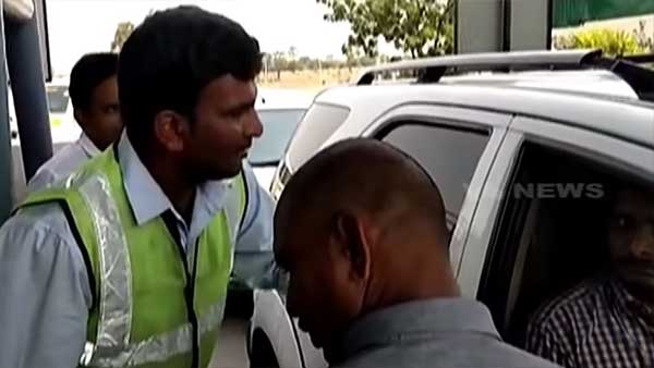 56 ரூபாய்க்காக டோல்கேட்டில் சாமியாடிய முக்கிய அமைச்சரின் மனைவி... வைரலாகும் அதிர்ச்சி வீடியோ...